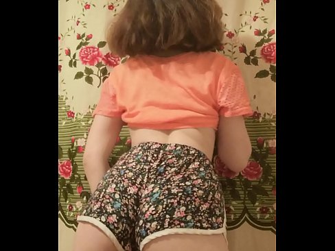 ❤️ سيڪسي نوجوان بيبي پنهنجي شارٽس کي ڪئميرا تي هٽائيندي ❌